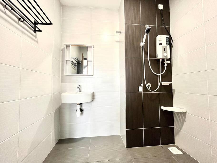 Urban Home-Swimming Pool-City Center Malacca エクステリア 写真